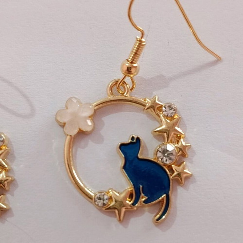 Earrings with blue cats in gold color