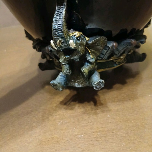 Indian vase reproduction with elephant shape like new, ceramic