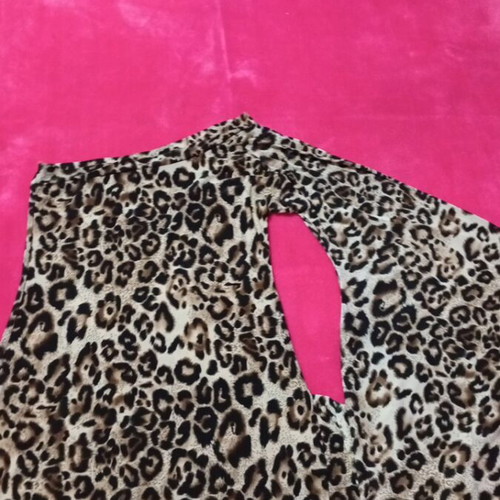 Blouse with one shoulder and one sleeve like new, size S, leopard print