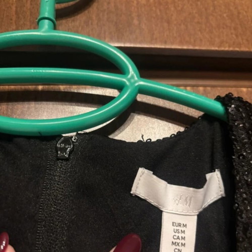 Αμάνικο μαύρο τοπ παγιέτα Zara medium καινούργιο