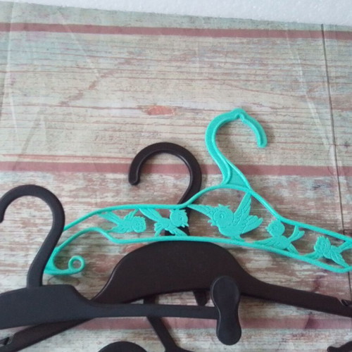 Children's plastic hangers like new, pack of 7 pieces