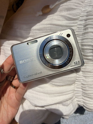 Sony CyberShot DSC-W230 camera used, water damaged, for parts or collection