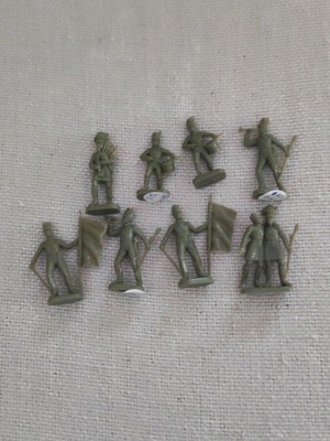 8 soldier figures, 2 cm