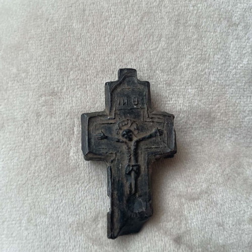 Gutta percha pressed horn crucifix, about 6 cm