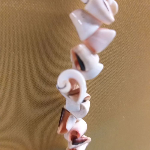 Short necklace with chopped shells used, summer style from the 70s
