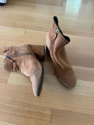 Pull and Bear suede ankle boots like new, brown