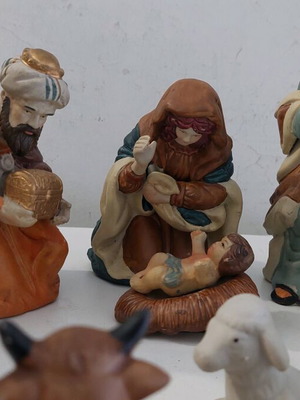 Nativity set with 12 independent porcelain figures new