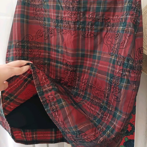 Scottish tartan red skirt Large like new with embroidered design