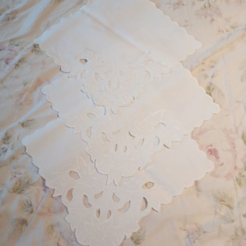 Set of 3 doilies like new