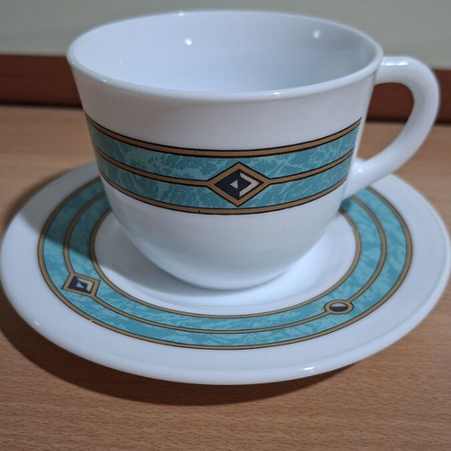 Vintage tea cup set with saucers, like new, white opal