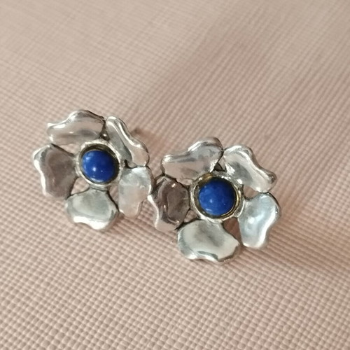 Stud earrings with blue stone like new, diameter 1.7 cm