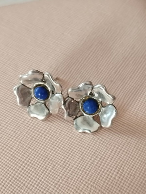 Stud earrings with blue stone like new, diameter 1.7 cm