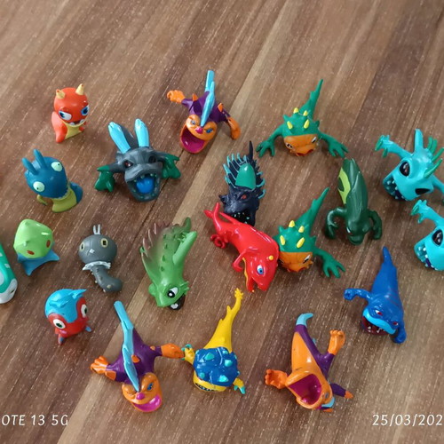 Slugterra collection of 20 classic figures and 1 slug ball used