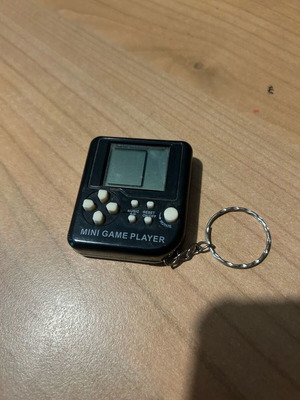 Mini game player like new, pocket keychain game