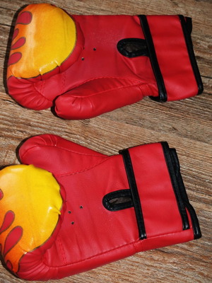 Kickboxing used 2 pairs of gloves and knee pads for teens - women