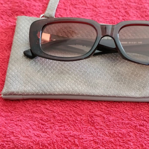 Women’s sunglasses model V9065 like new, brown tortoise with gold details