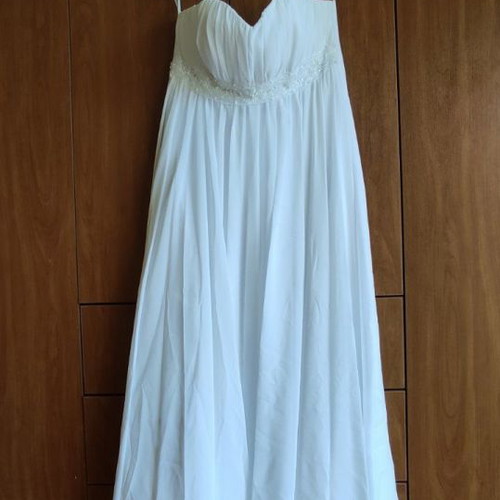 Wedding dress like new for petite brides, white with veil