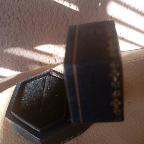 Elegant English vintage leather jewelry box like new with gold ornaments
