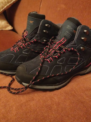 Водоустойчиви туристически боти Regatta като нови, номер 37, черни