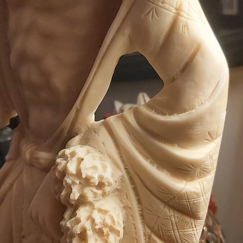 Vintage decorative figurine made of high-quality resin in ivory color, like new