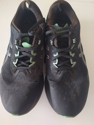 Αθλητικά παπούτσια Asics Novablast 3 μεταχειρισμένα, μέγεθος 43.5, μαύρα-πράσινα
