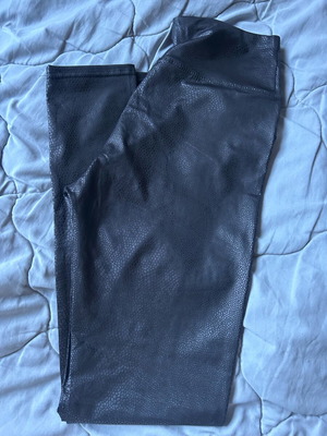 Black leggings with leather-like texture like new, one size