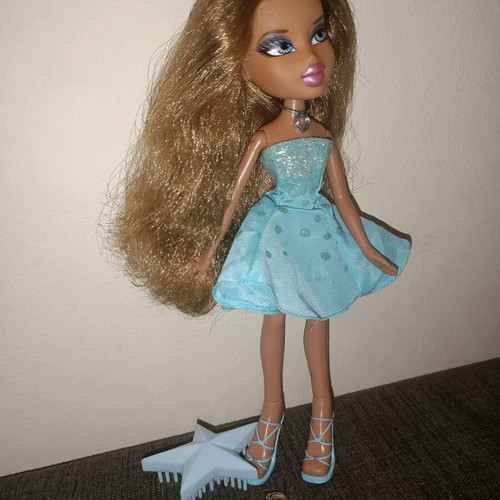 Bratz Hollywood 2004 used doll with original dress and shoes
