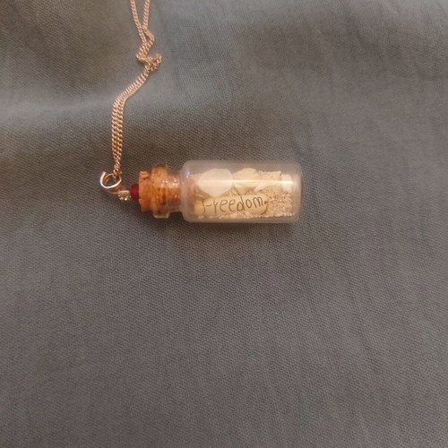 Silver 925 necklace with Freedom bottle pendant and shells like new