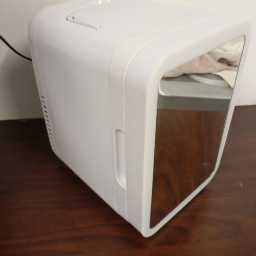 Mini Beauty Fridge 4 Liter Used, 12 Volt 220 Volt