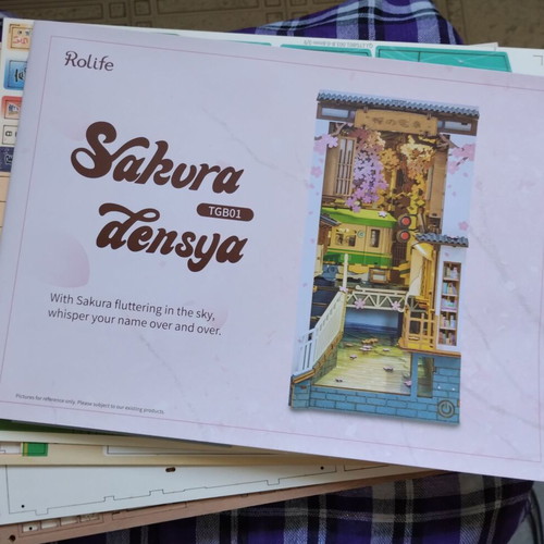Rolife Sakura Densya DIY Book Nook Kit with LED lights