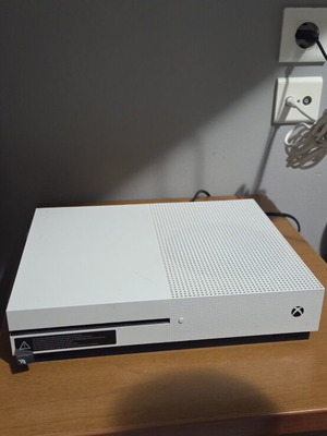 Xbox One S 500GB like new with 2 controllers and rechargeable battery
