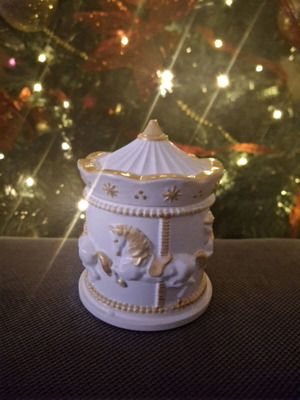 Carousel with 100g plant wax candle and melomakarono scent, new