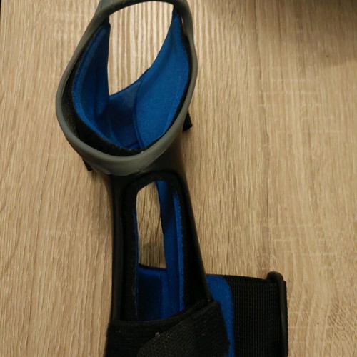 Wrist splint right medium like new for tendinitis and recovery