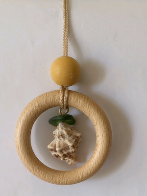 Necklace with shells and wood new, multicolored