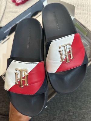 Γυναικείες παντόφλες Tommy Hilfiger slides 37/38, χρυσό λογότυπο, λευκό-μπλε