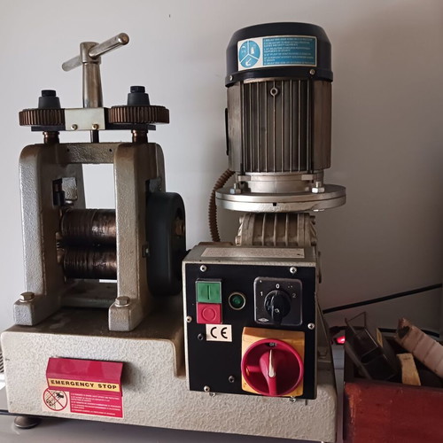 Electric rolling mill used for silversmiths and goldsmiths