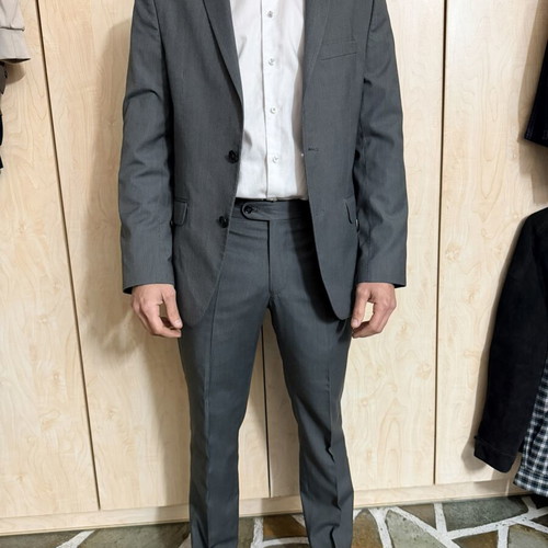 Hugo Boss men's suit like new, size 46, dark gray