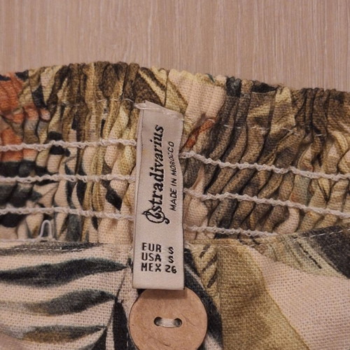 Stradivarius Tropical Print Crop Top like new, decorative buttons, size S