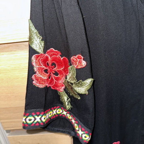 Black shirt kaftan with embroidered flowers like new