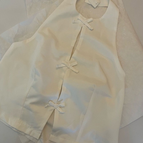 White sleeveless top with bows size S like new
