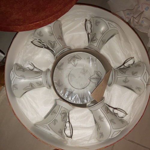 Porcelain coffee set with 6 saucers and 6 cups