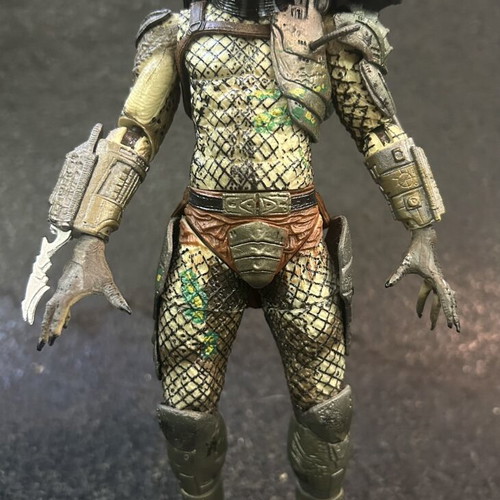 Classic Battle Damaged Predator 8” Neca Action Figure Series 2 2010 like new