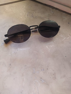 Unisex Sunglasses like new, black with metal arms