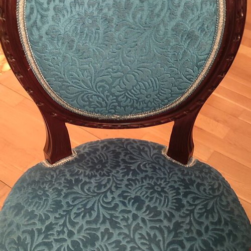 Dining set round table 1960s with 2 extension leaves and 6 carved chairs like new