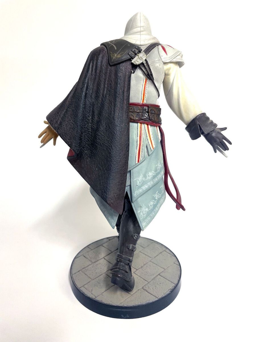 ASSASSIN 'S CREED II Figurine Ezio Auditore tenue blanche