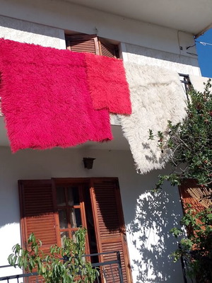 Χειροποίητη κόκκινη φλοκάτη αργαλειού και μικρός διάδρομος με φυσικά φυτικά χρώματα