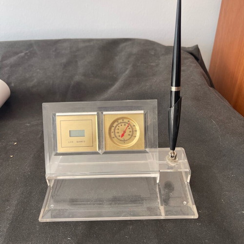 Desk decoration with pen and clock