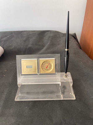 Desk decoration with pen and clock