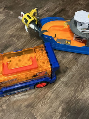 Μεταχειρισμένα οχήματα Dickie Toys αλιευτικό σκάφος για καρχαρίες και Majorette φορτηγό