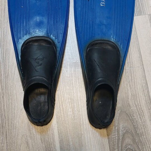 Children's fins used, size 28-30, lightly worn